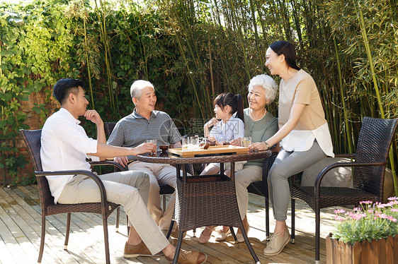 幸福家庭在院子里喝茶图片