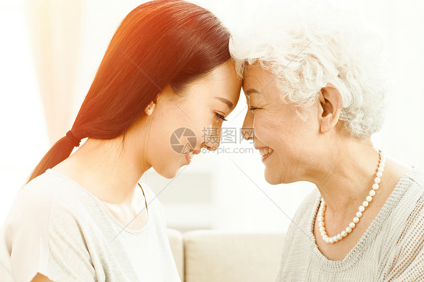 老年人幸福快乐的母女图片