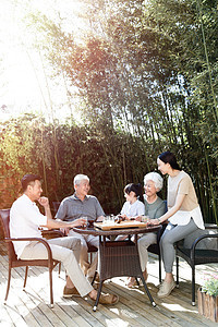 幸福家庭在院子里喝茶图片