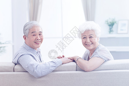 幸福的老年夫妇在客厅图片