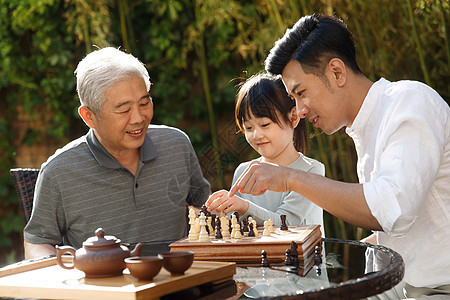 祖孙三代在庭院里下棋图片