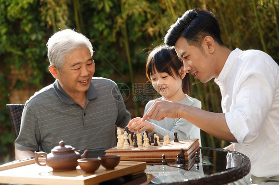 祖孙三代在庭院里下棋图片