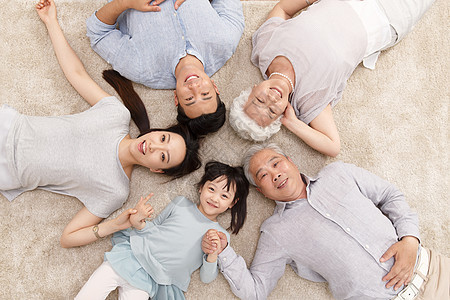 快乐家庭躺在地上图片