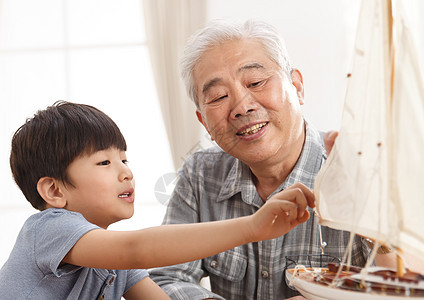 祖父和孙子在客厅玩耍图片