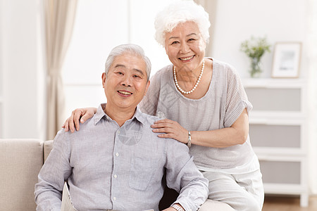 人微笑的永远年轻幸福的老年夫妇在客厅图片