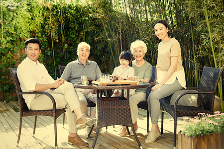 欢乐庭院彩色图片幸福家庭在院子里喝茶图片