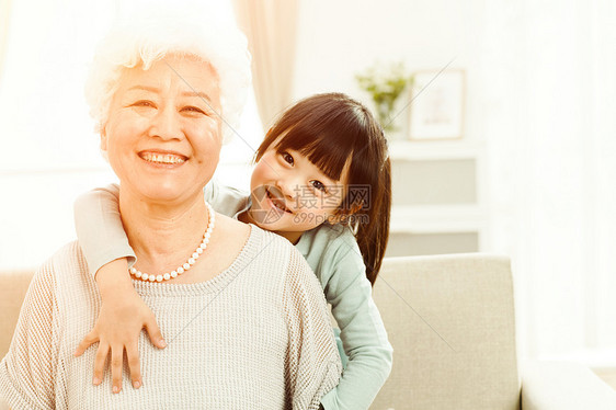 相伴关爱东亚可爱的小女孩和祖母在客厅图片