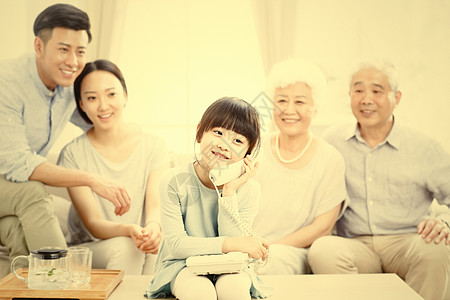 一家五口的幸福家庭团聚图片