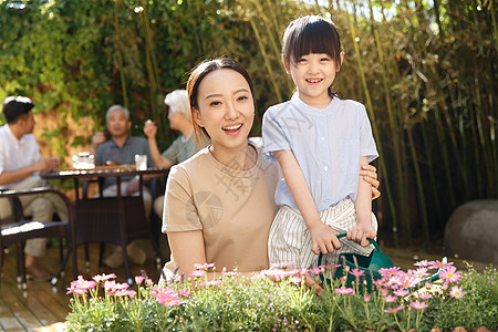 幸福家庭在庭院里下午茶图片