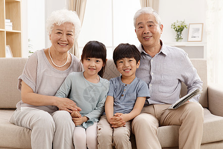 老年男人休闲生活6岁到7岁幸福家庭在客厅合影图片