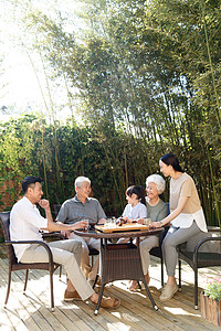 竹林庭院幸福家庭在院子里喝茶背景