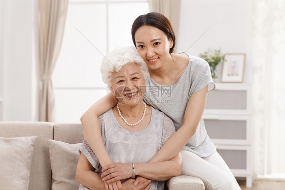 亚洲人60多岁关爱幸福快乐的母女图片