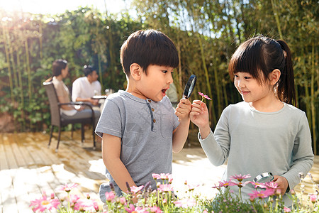 儿童节用品组合两个儿童在庭院里玩耍背景