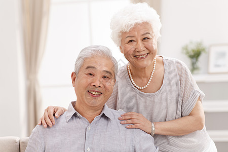 家庭生活东亚健康的幸福的老年夫妇在客厅图片