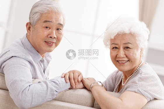 爱休闲活动摄影幸福的老年夫妇在客厅图片