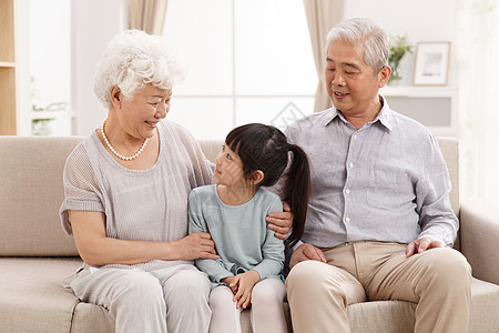 女孩孙辈坐着孙女陪着祖父母在客厅图片