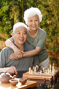 茶壶享乐信心幸福的老年夫妇在院子里图片