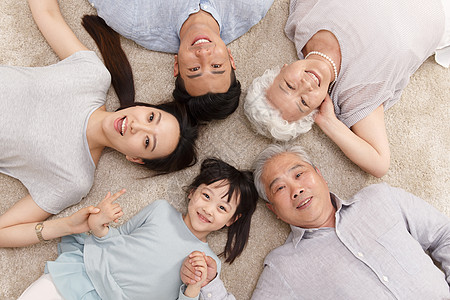 儿童东亚休闲装快乐家庭躺在地上图片