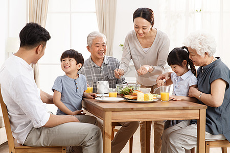 幸福家庭吃早餐高清图片