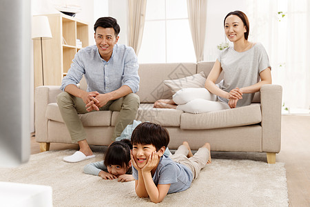 幸福家庭在客厅看电视图片