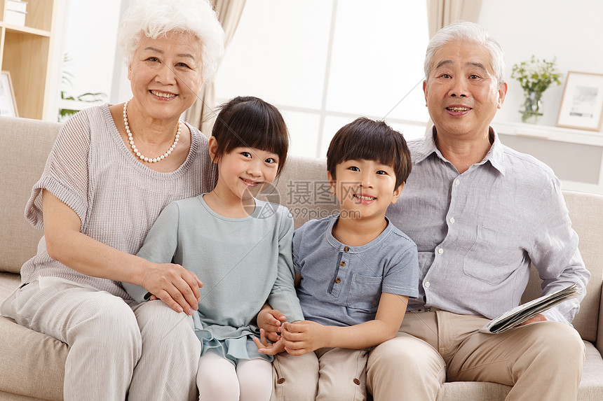 舒适家居女孩幸福家庭在客厅看电视图片