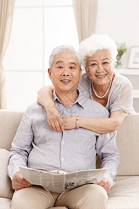 婚姻搂着肩膀大半身幸福的老年夫妇在客厅背景图片