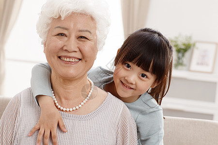 60多岁房屋温馨家园可爱的小女孩和祖母在客厅图片