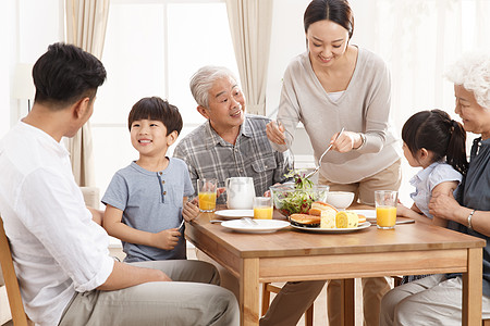 幸福家庭吃早餐图片