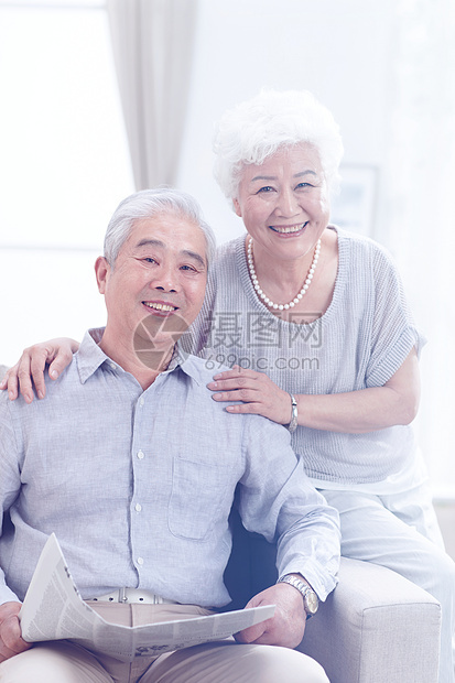 成年人家庭生活手搭在肩膀上幸福的老年夫妇在客厅图片