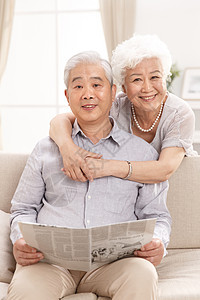 注视镜头两个人人老心不老幸福的老年夫妇在客厅图片