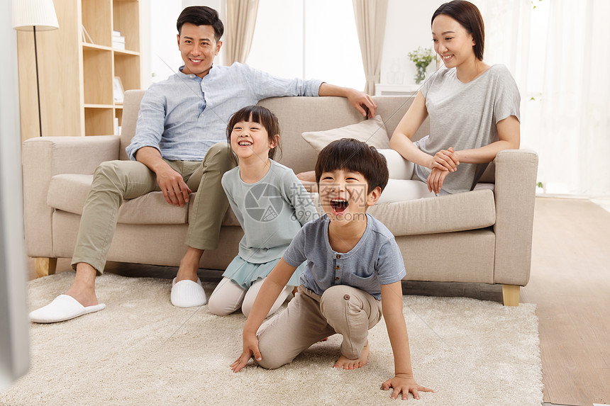 享乐乐趣幸福家庭在客厅看电视图片