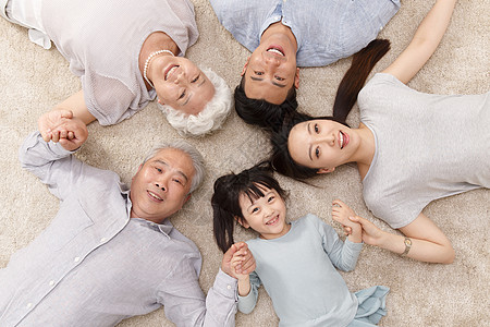 健康快乐家庭躺在地上图片