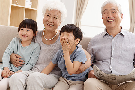 享乐亚洲人放松幸福家庭在客厅看电视图片