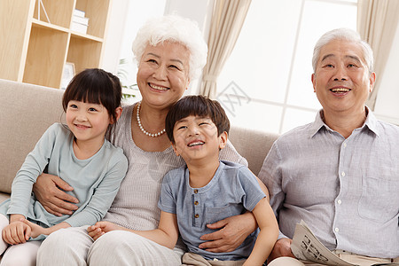 老年夫妇并排男孩幸福家庭在客厅看电视图片