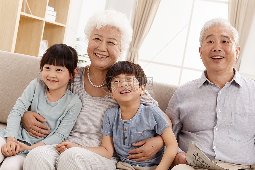 老年夫妇并排男孩幸福家庭在客厅看电视图片