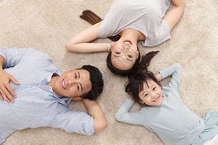 快乐家庭躺在地上图片