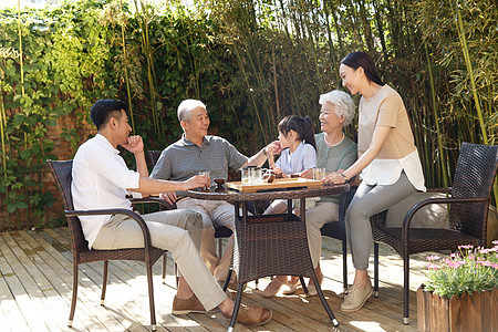 幸福家庭在院子里喝茶图片