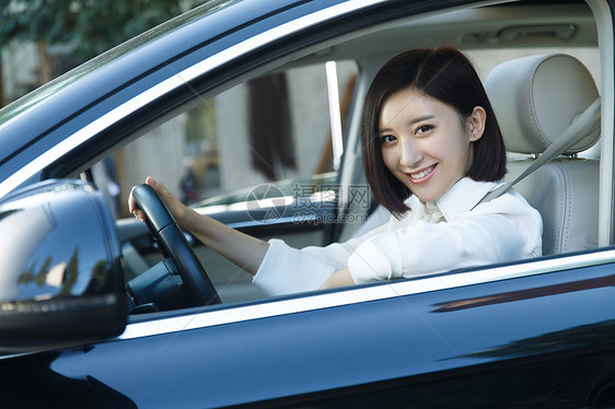 青年女人开车图片