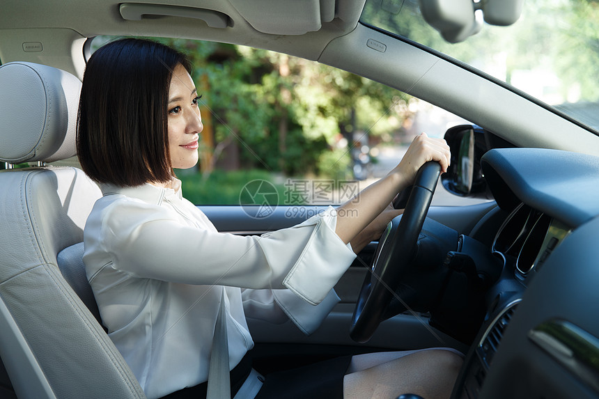 青年女人开车图片