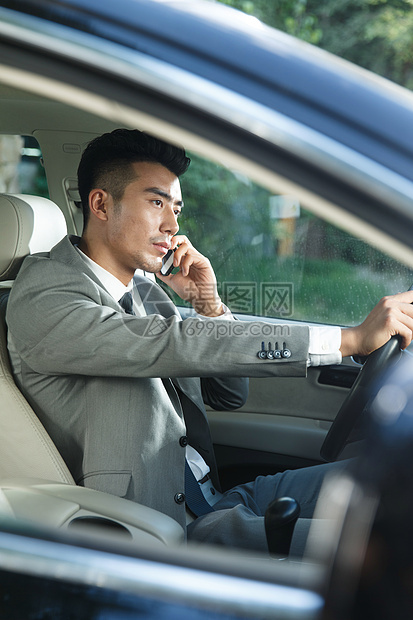 青年男人开车打电话图片