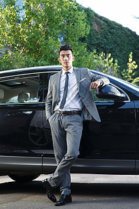 男人站在汽车旁边图片