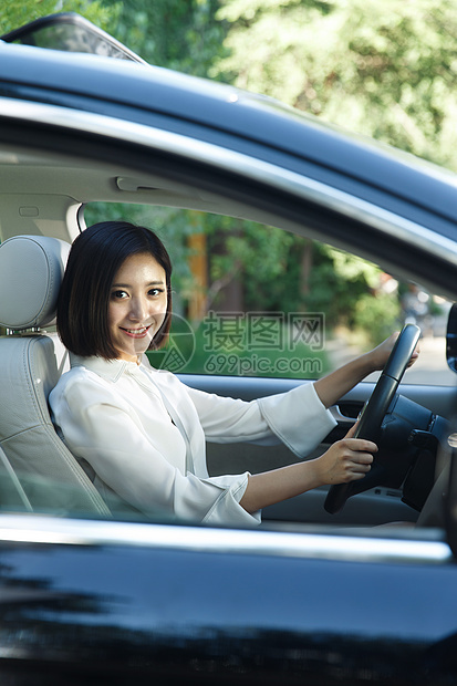 交通工具愉悦青年女人开车图片