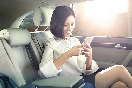 时尚短发美女青年女人坐在汽车里看手机背景