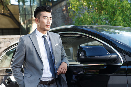 男商人商务人士领导能力青年男人站在汽车旁边图片