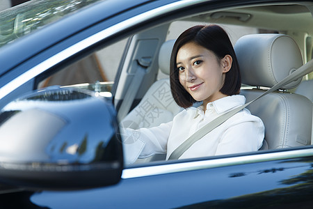 全国交通安全日短发青年女人开车背景