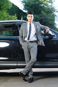 成就青年男人站在汽车旁边图片