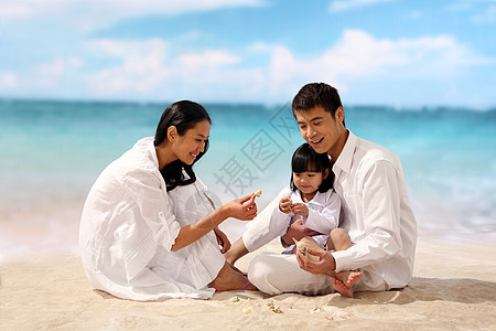 一家人海边度假夏日海边玩耍的一家人背景