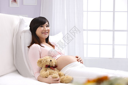 东亚生长放松幸福的孕妇图片