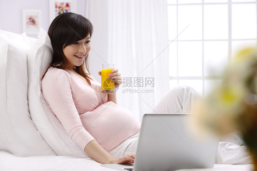 玻璃杯住宅房间仅女人孕妇喝果汁图片