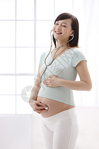 放松医疗孕妇戴听诊器图片
